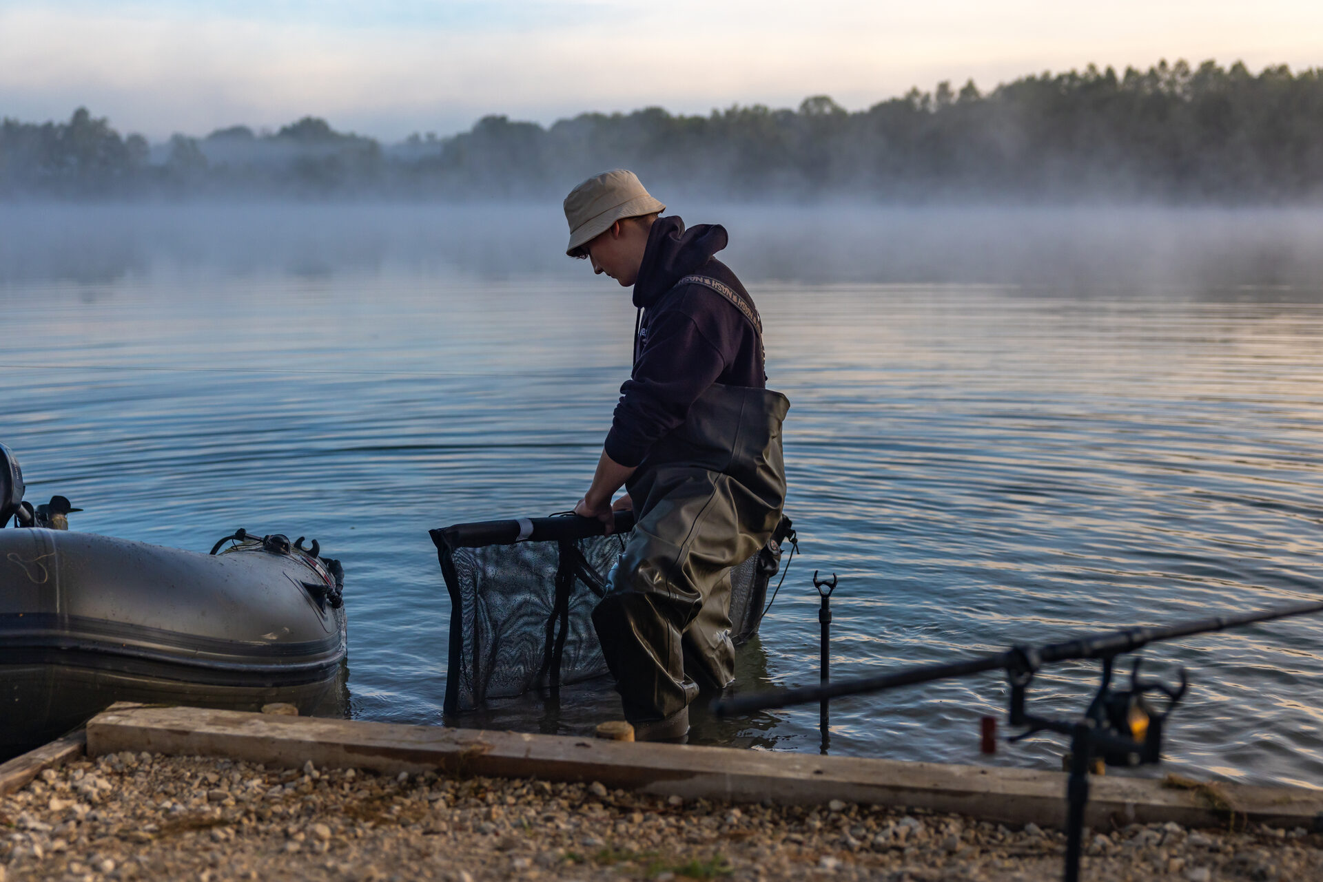 Karpfen aus dem Bestand des Fully's Lake, präsentiert am Ufer