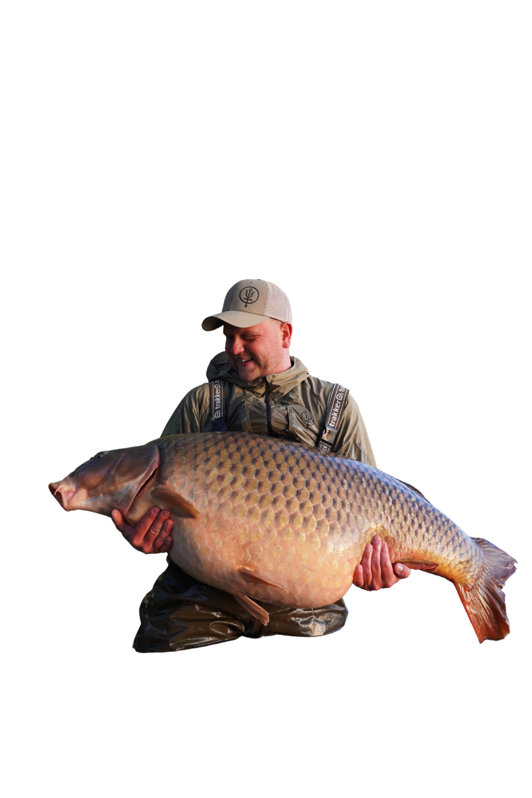 Pêcheur avec une carpe commune