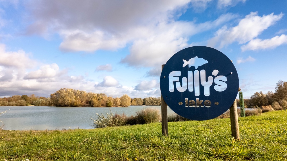 Le lac en automne avec le panneau Fully's Lake
